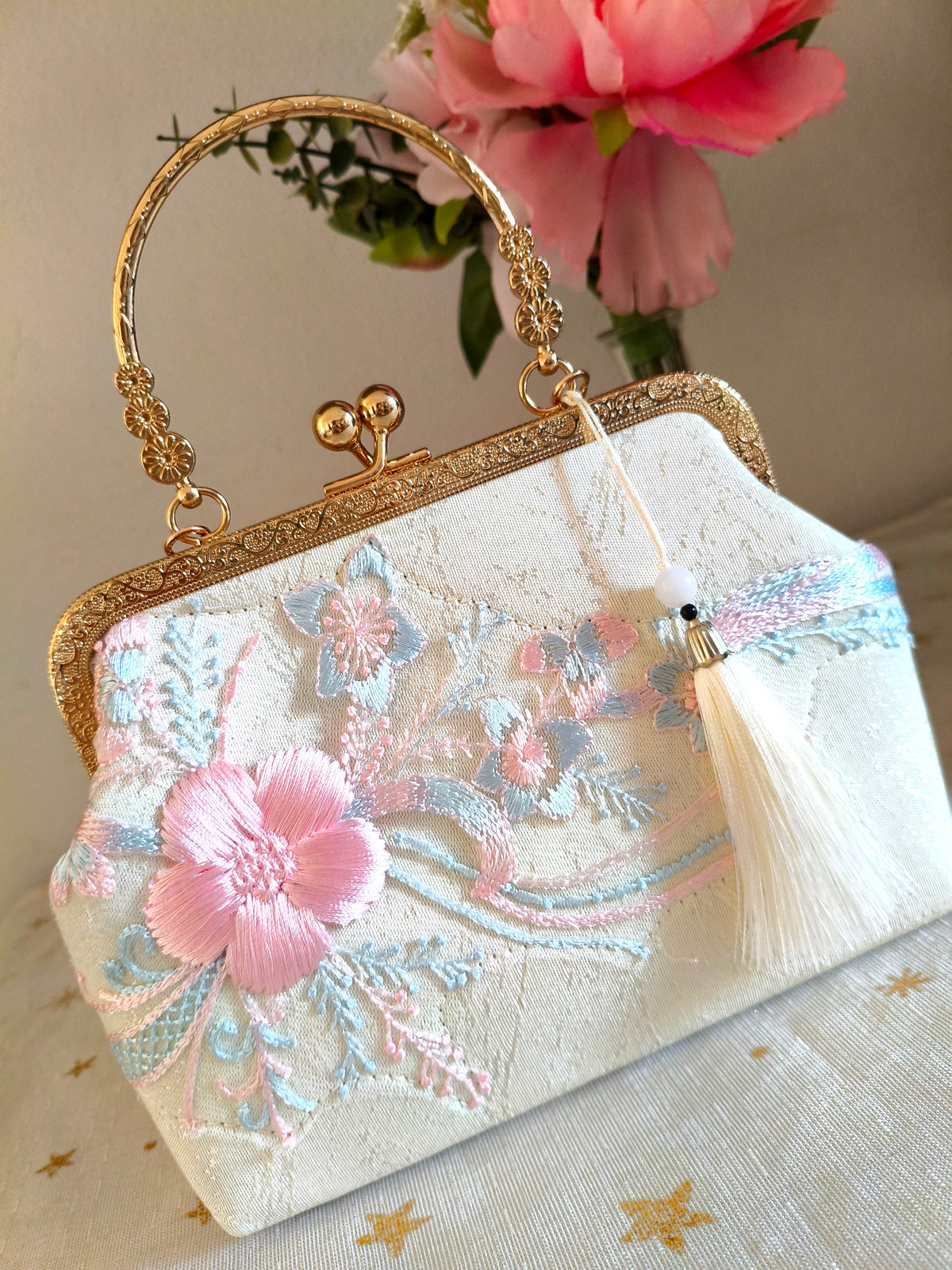 Bestickte Abendclutch im orientalischen Stil mit Perlen und Quasten