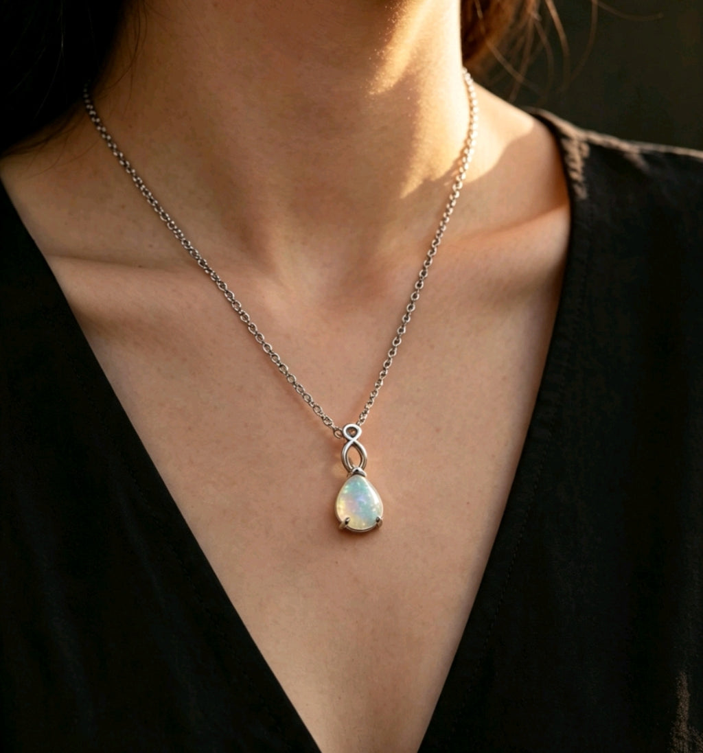 collana placcato in oro bianco 18K con opale forma goccia