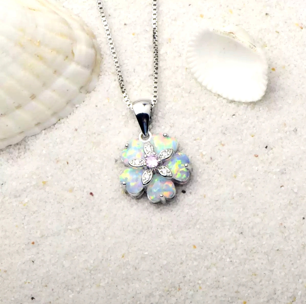 Collana floreale delicata in opale, ciondolo iridescente placcato argento