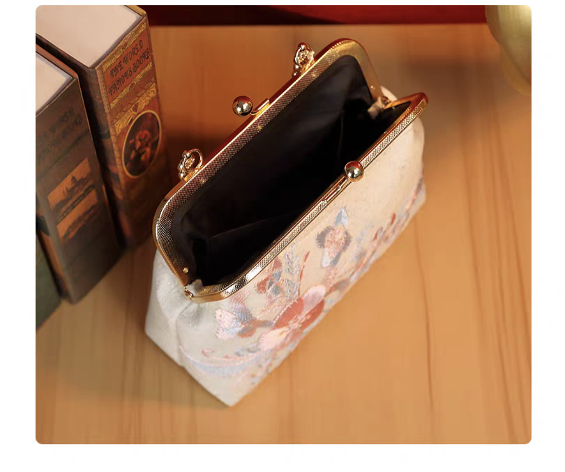 Pochette da sera ricamata stile orientale con perline e nappe