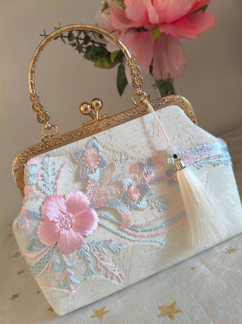 Bestickte Abendclutch im orientalischen Stil mit Perlen und Quasten