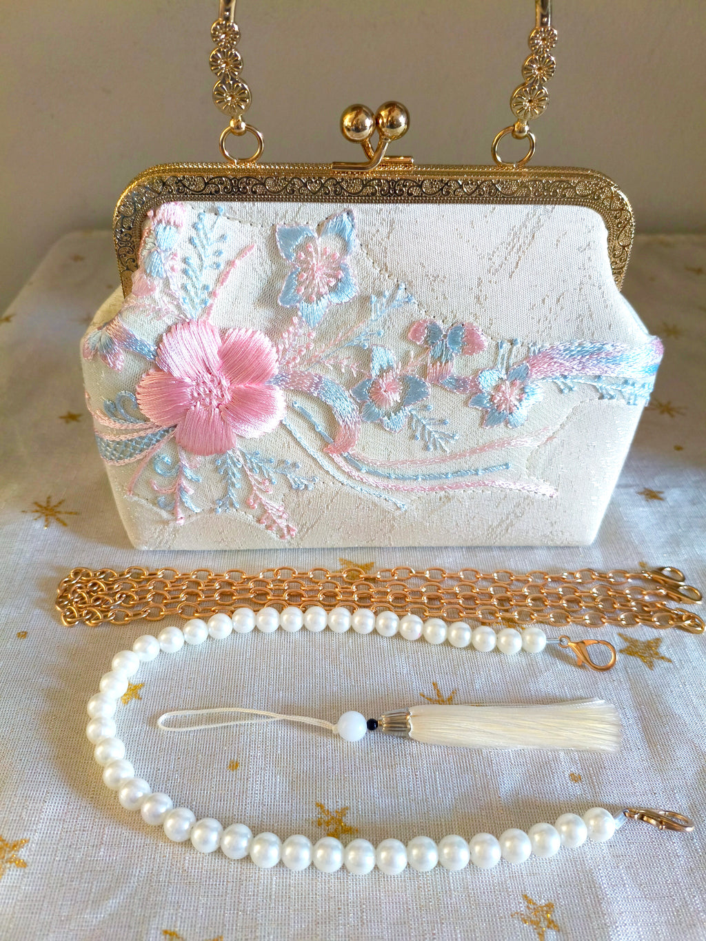 Bestickte Abendclutch im orientalischen Stil mit Perlen und Quasten