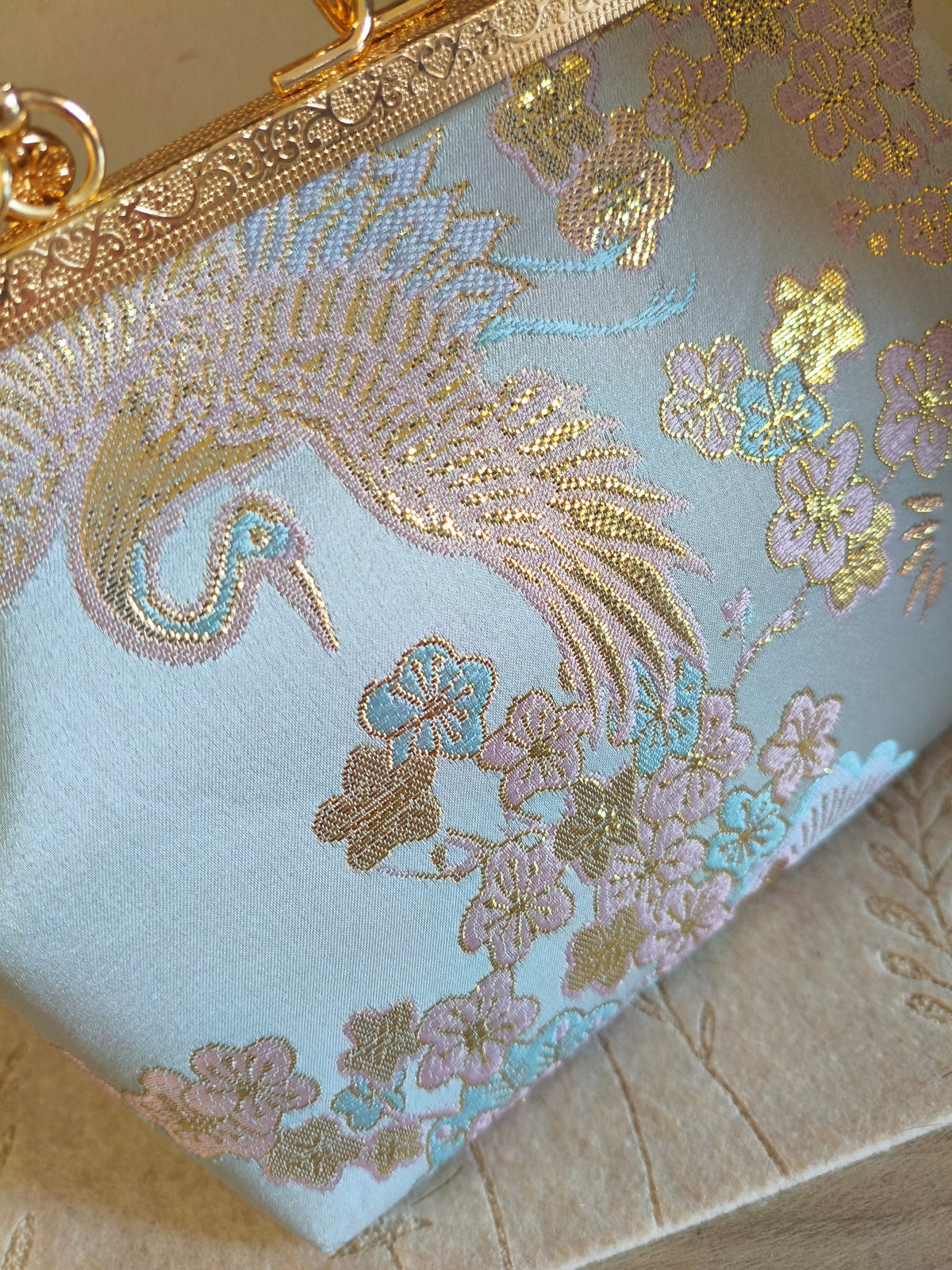 pochette elegante artigianale con motivi di fiori di ciliegio