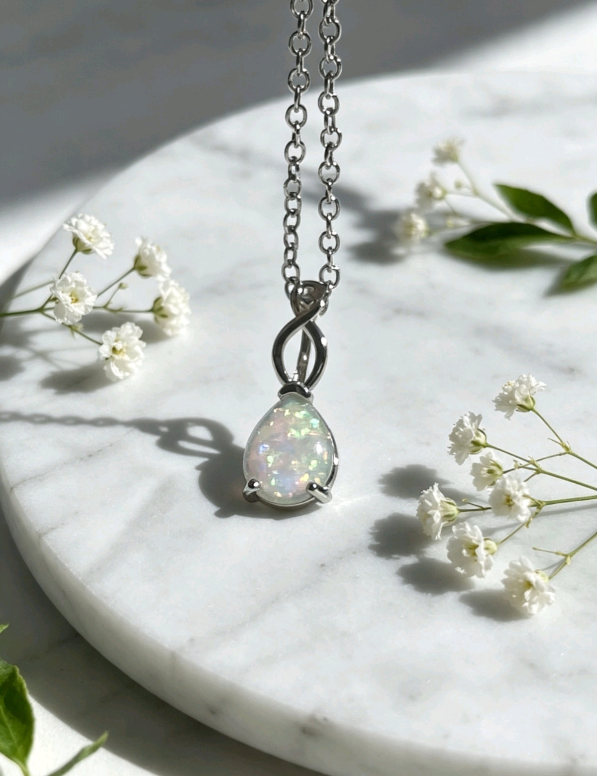collana placcato in oro bianco 18K con opale forma goccia