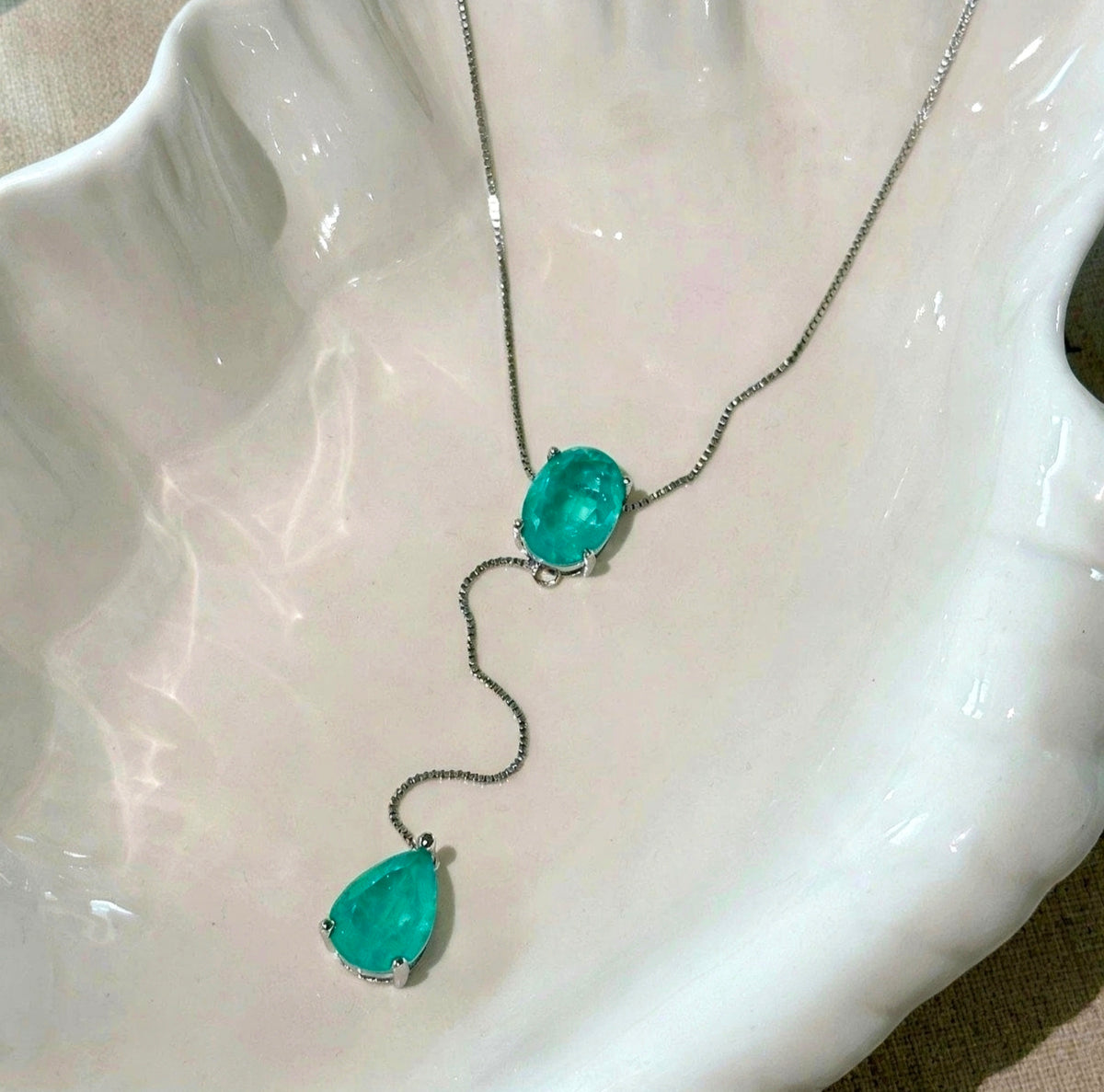 Set di orecchini e collana con zirconi blu acqua placcato in oro bianco 18K