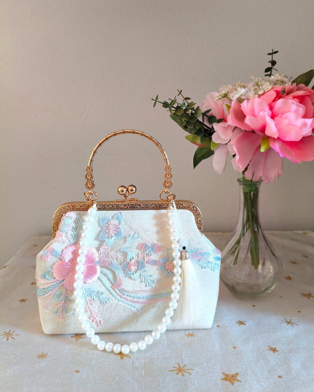 Bestickte Abendclutch im orientalischen Stil mit Perlen und Quasten