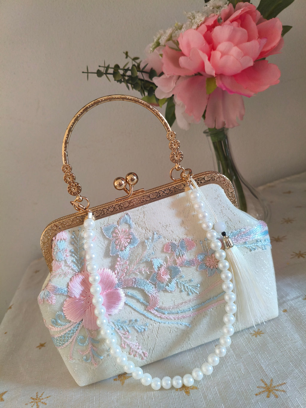 Bestickte Abendclutch im orientalischen Stil mit Perlen und Quasten