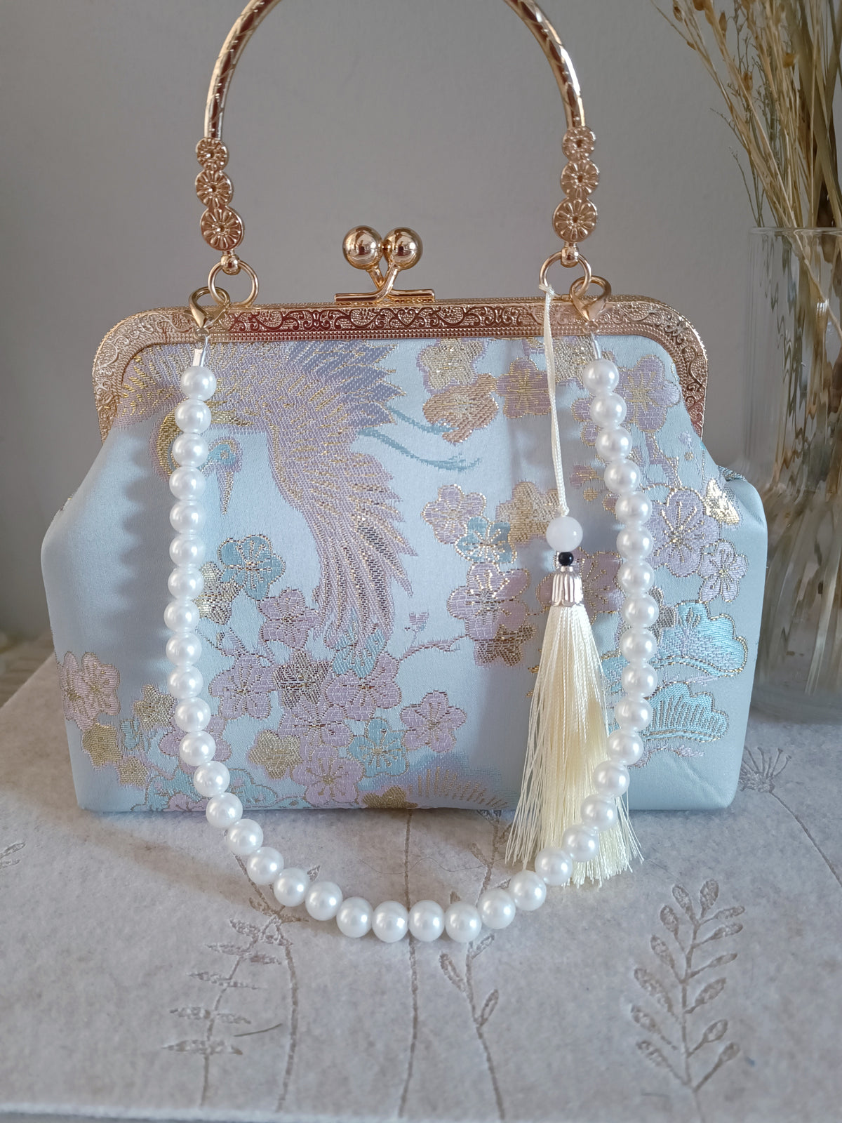 pochette elegante artigianale con motivi di fiori di ciliegio