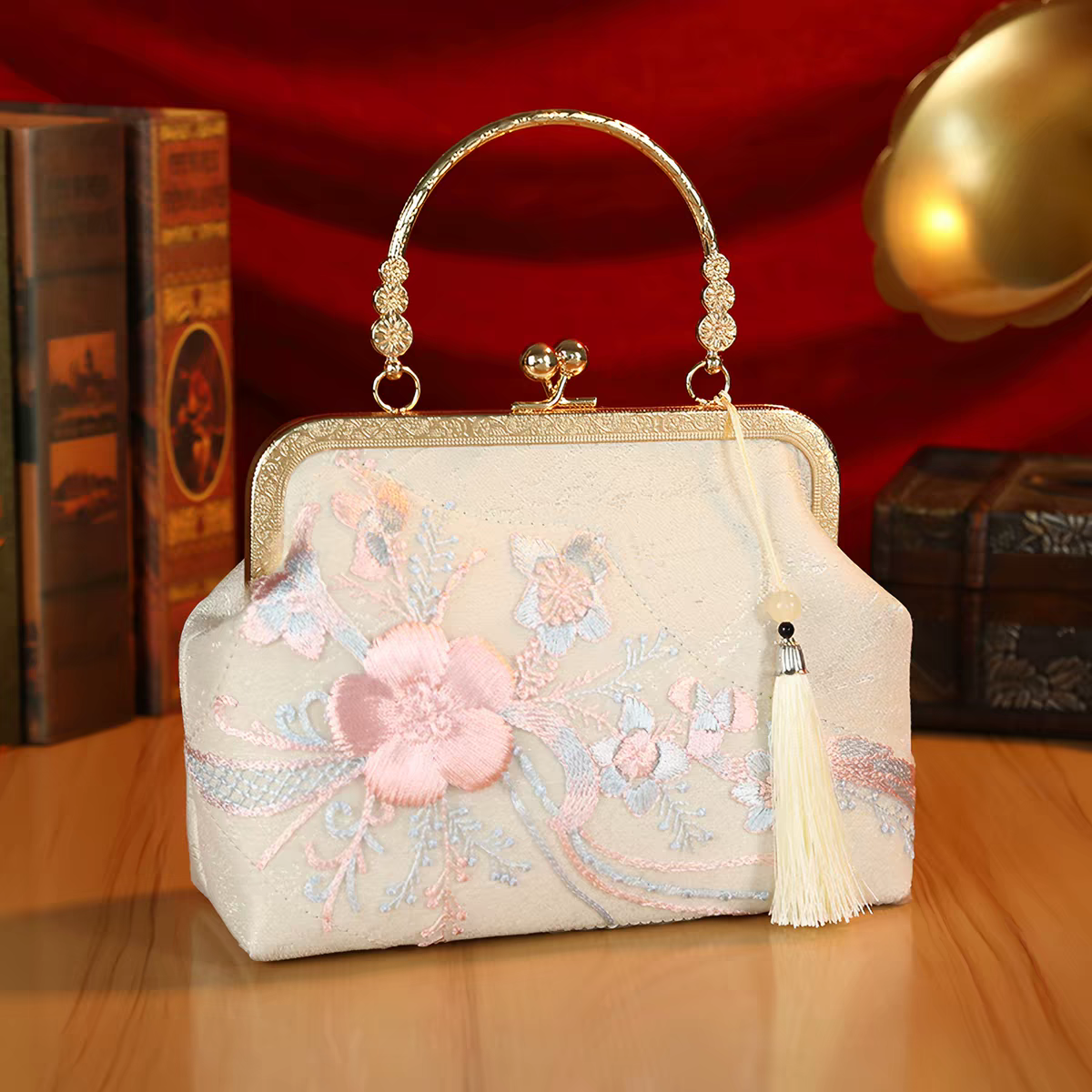 Bestickte Abendclutch im orientalischen Stil mit Perlen und Quasten