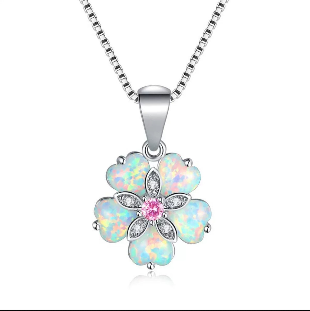 Collana floreale delicata in opale, ciondolo iridescente placcato argento