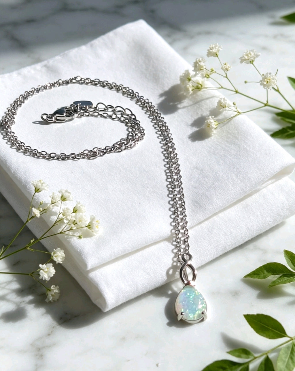 collana placcato in oro bianco 18K con opale forma goccia