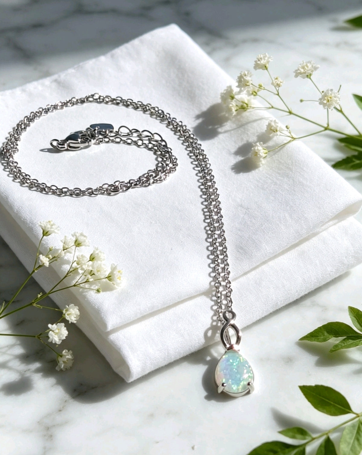 collana placcato in oro bianco 18K con opale forma goccia