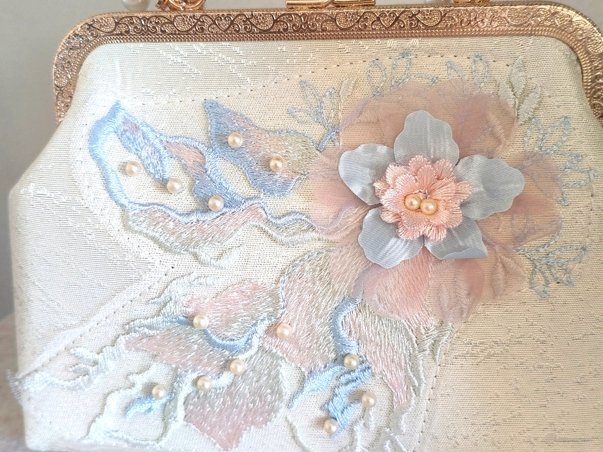 Pochette in seta con ricamo floreale pastello, borsa a mano con perle e nappa