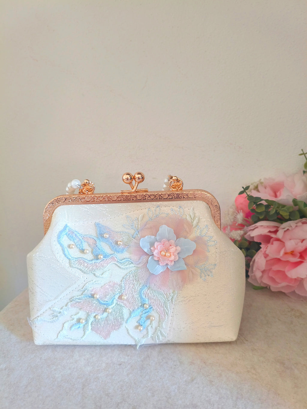 Pochette in seta con ricamo floreale pastello, borsa a mano con perle e nappa