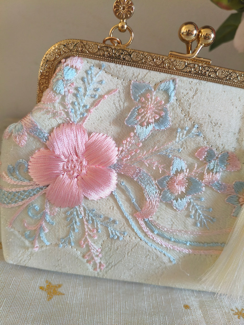 Bestickte Abendclutch im orientalischen Stil mit Perlen und Quasten