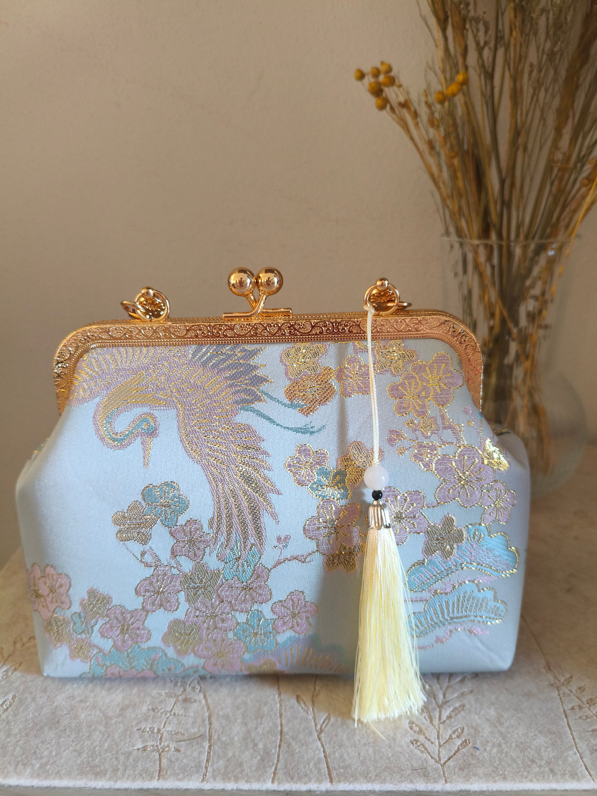 pochette elegante artigianale con motivi di fiori di ciliegio