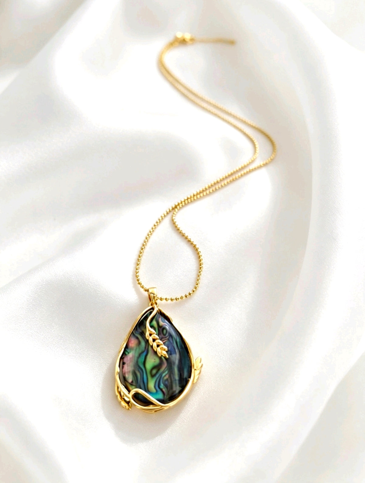 Collana placcata oro 18K con ciondolo perla barocca naturale e conchiglia vera