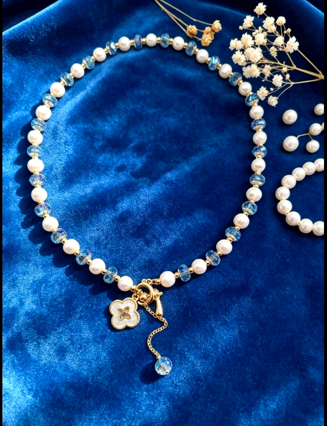 Set collana+bracciale con perle naturali e cristallo cangiante blu, trifoglio