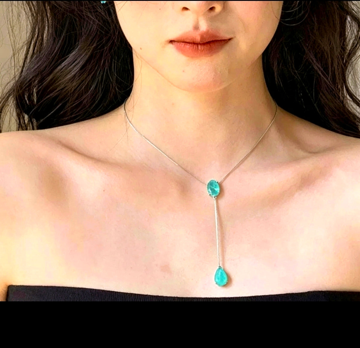 Set di orecchini e collana con zirconi blu acqua placcato in oro bianco 18K