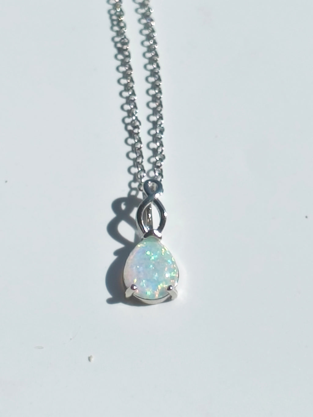 collana placcato in oro bianco 18K con opale forma goccia