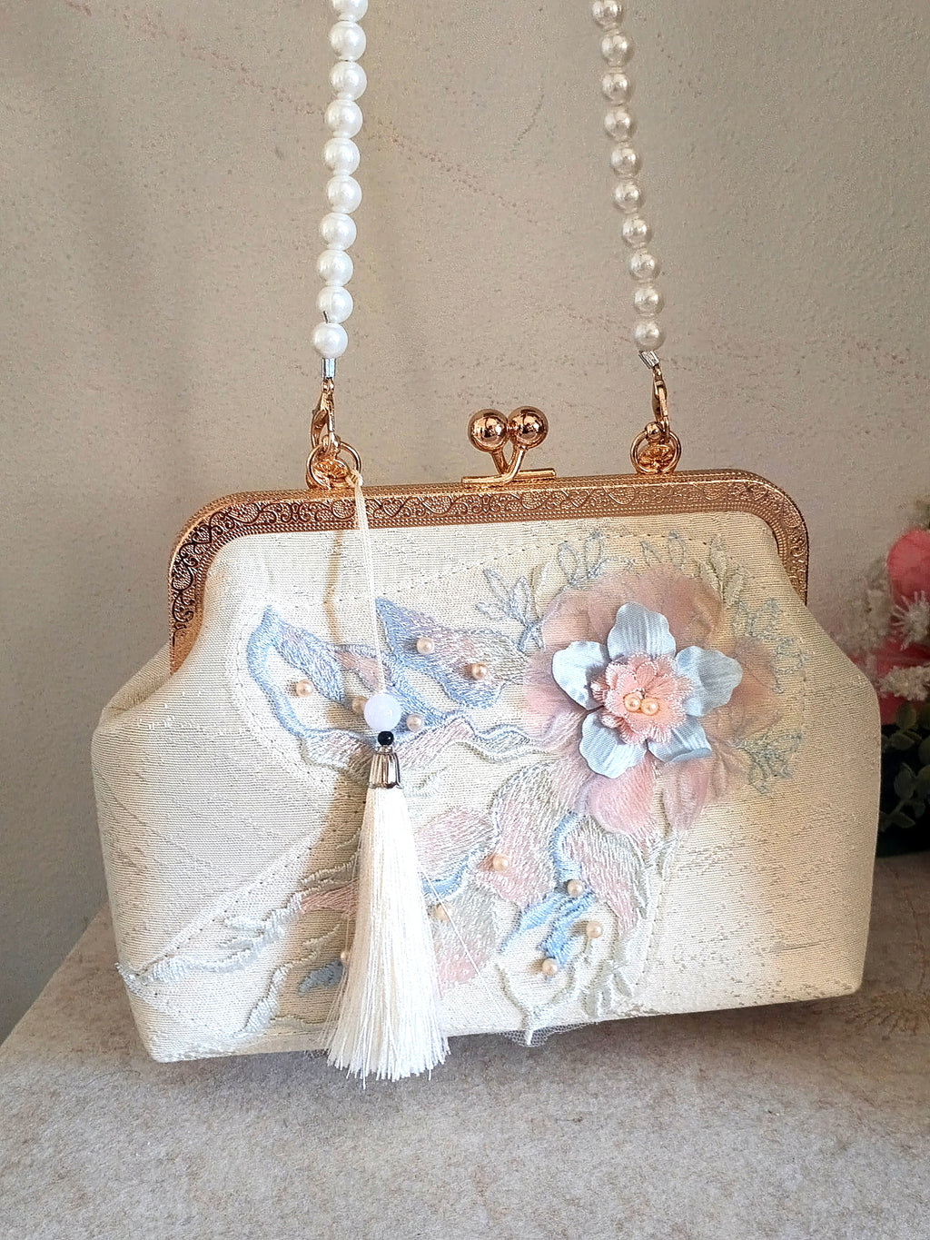 Pochette in seta con ricamo floreale pastello, borsa a mano con perle e nappa