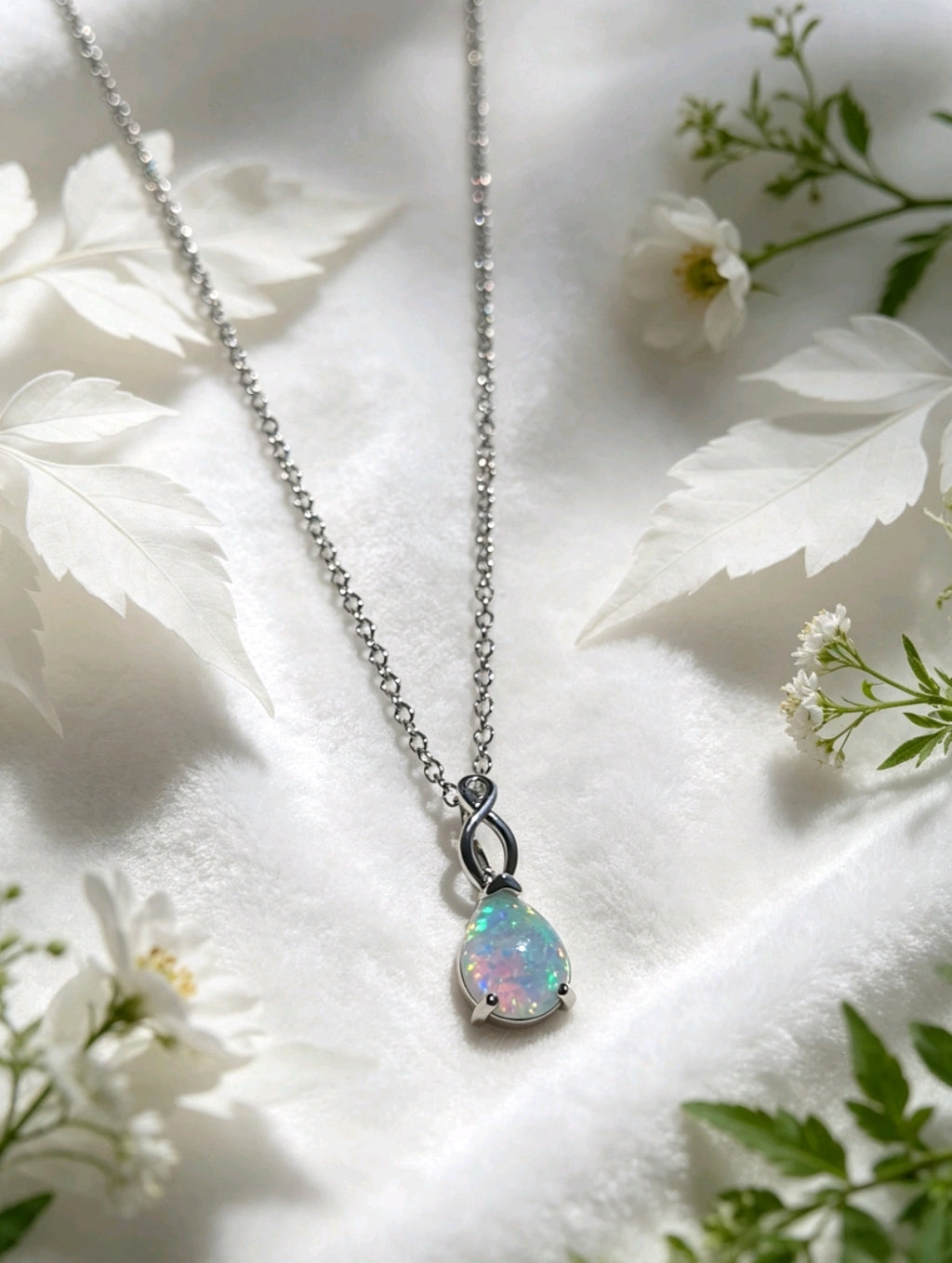 collana placcato in oro bianco 18K con opale forma goccia
