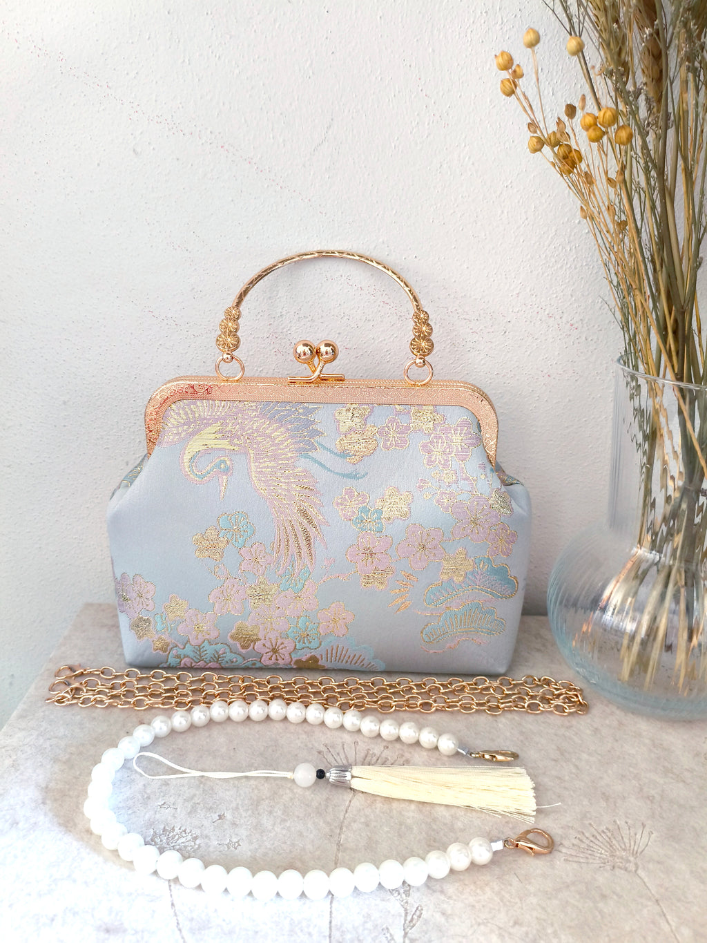 pochette elegante artigianale con motivi di fiori di ciliegio