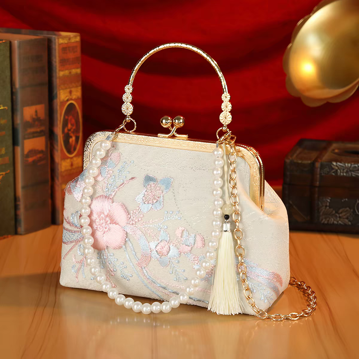 Bestickte Abendclutch im orientalischen Stil mit Perlen und Quasten