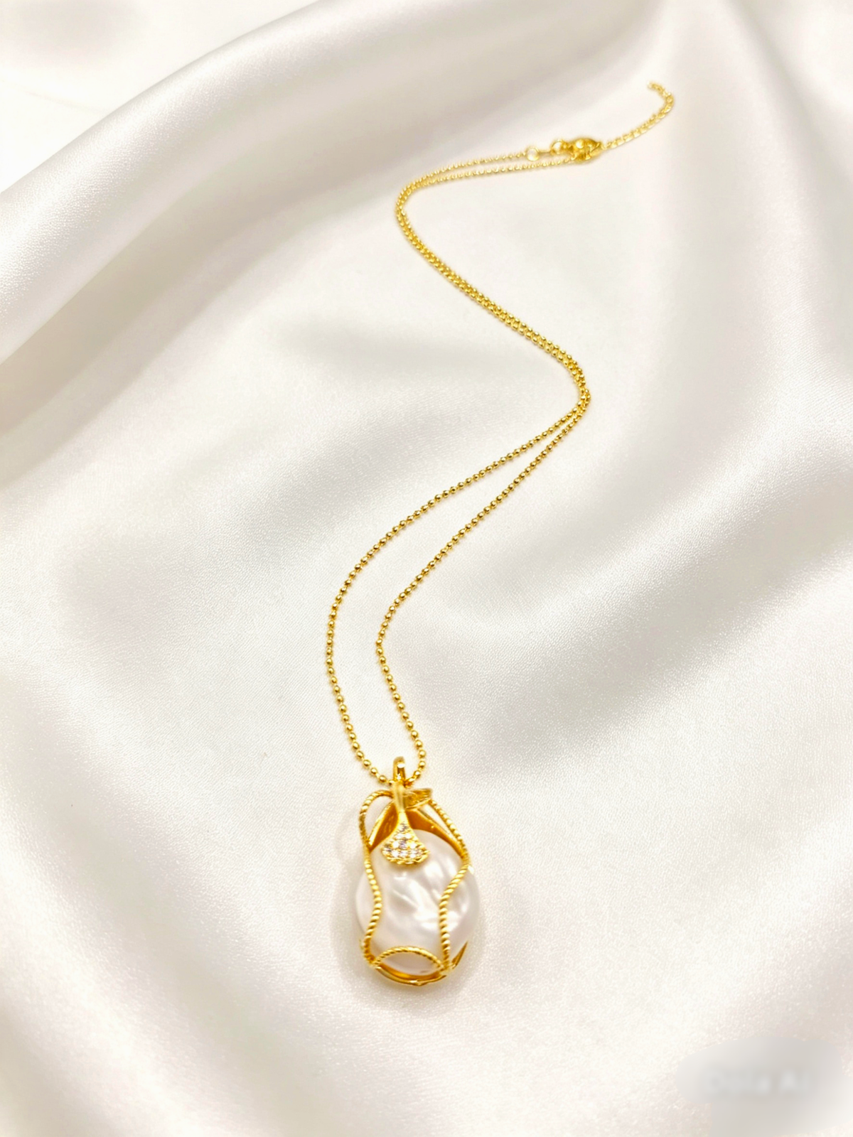 Collana placcata oro 18K con ciondolo perla barocca naturale e conchiglia vera