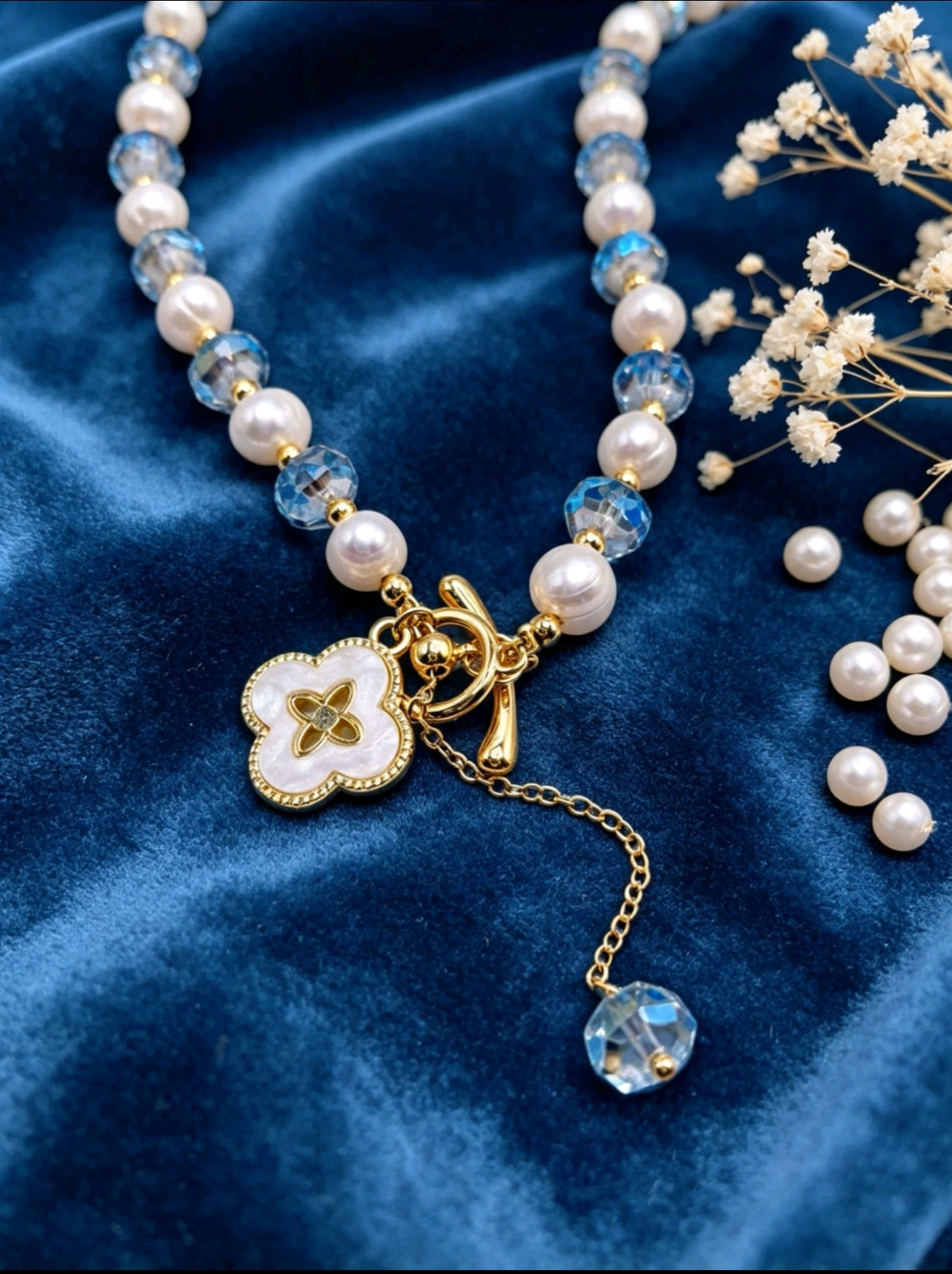 Set collana+bracciale con perle naturali e cristallo cangiante blu, trifoglio