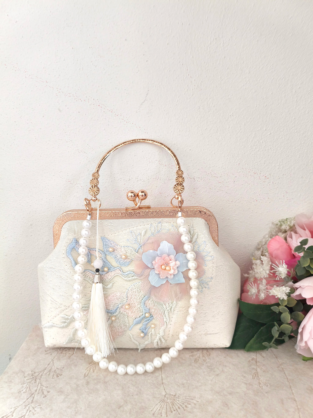 Pochette in seta con ricamo floreale pastello, borsa a mano con perle e nappa