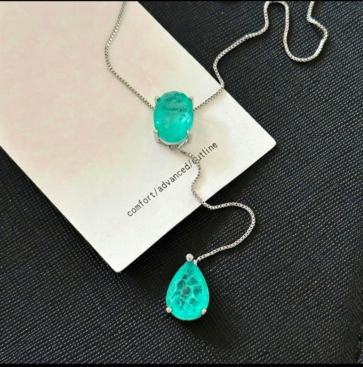 Set di orecchini e collana con zirconi blu acqua placcato in oro bianco 18K