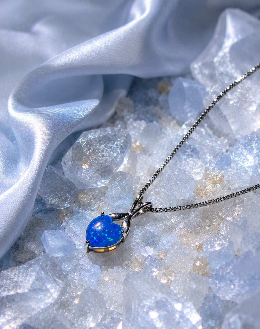 collana placcato in oro bianco 18K con opale a forma di cuore