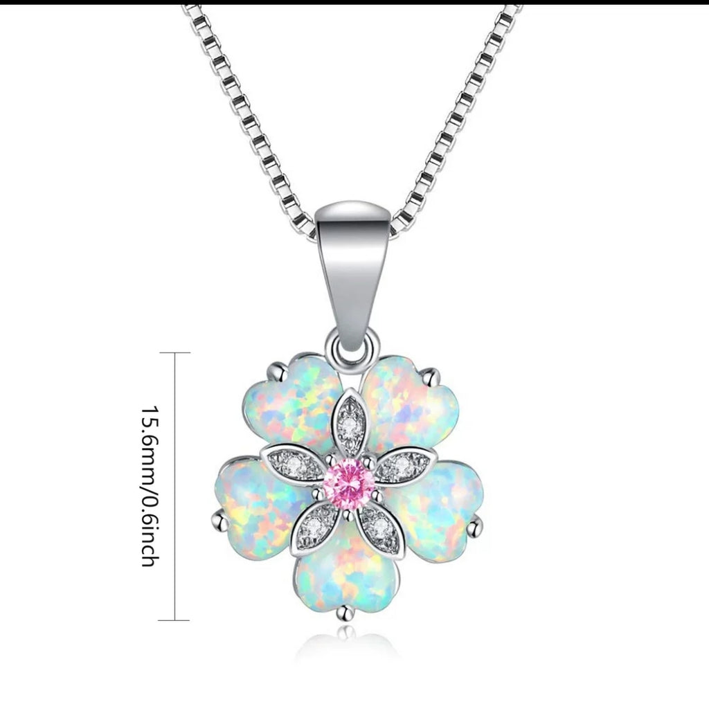 Collana floreale delicata in opale, ciondolo iridescente placcato argento