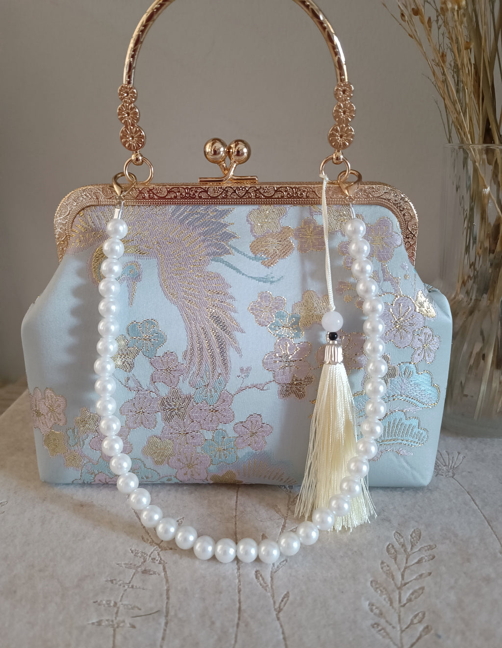 pochette elegante artigianale con motivi di fiori di ciliegio