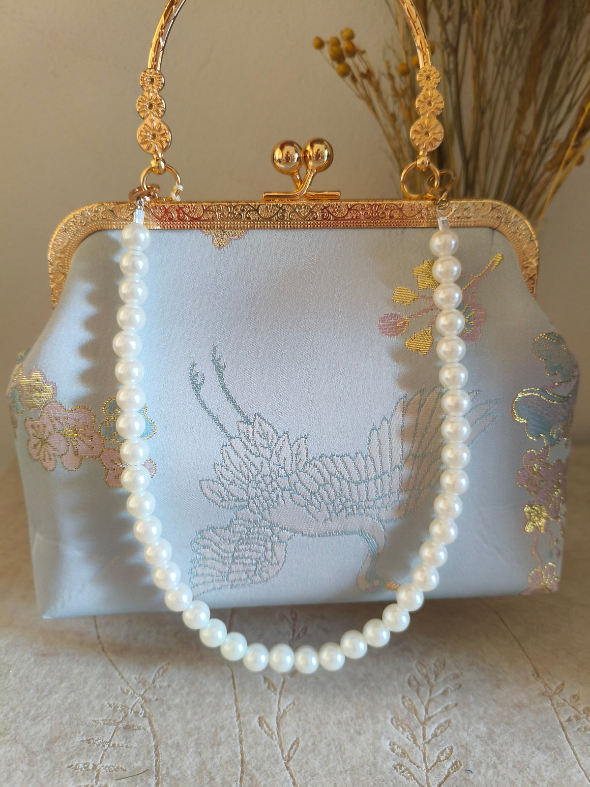 pochette elegante artigianale con motivi di fiori di ciliegio