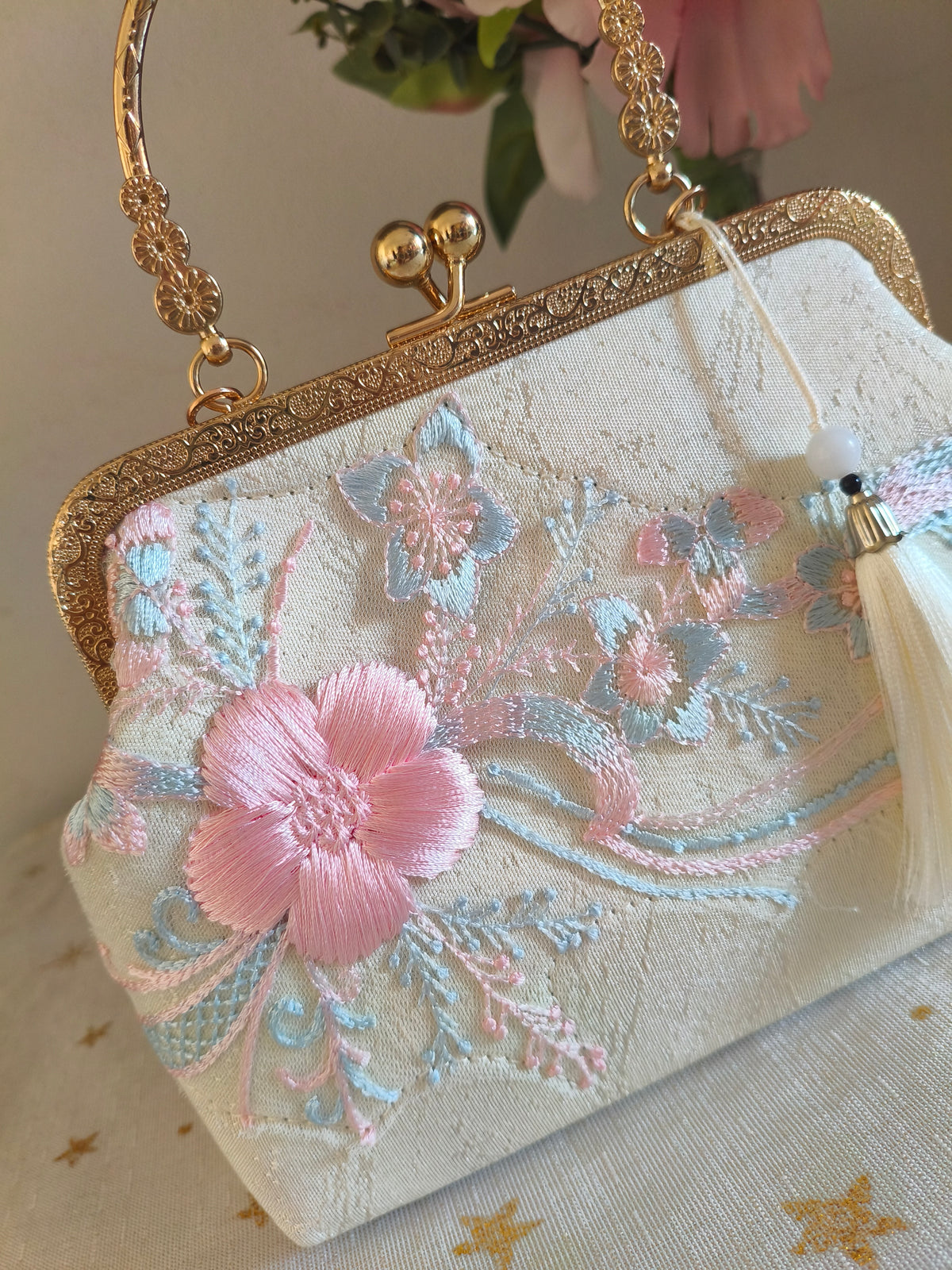 Bestickte Abendclutch im orientalischen Stil mit Perlen und Quasten