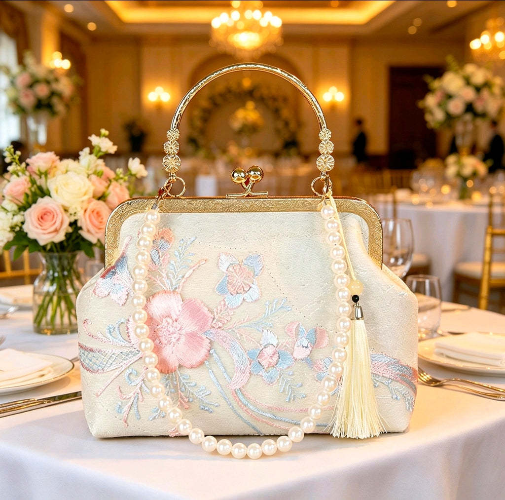 Bestickte Abendclutch im orientalischen Stil mit Perlen und Quasten