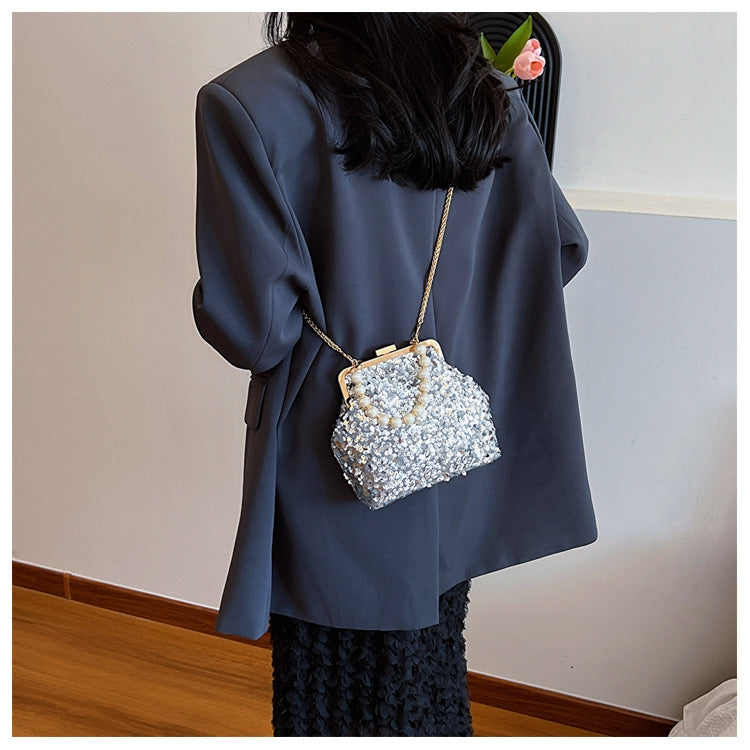 Pochette da Sera in Paillettes Argentate con Maniglia in Perle e Catena Staccabi