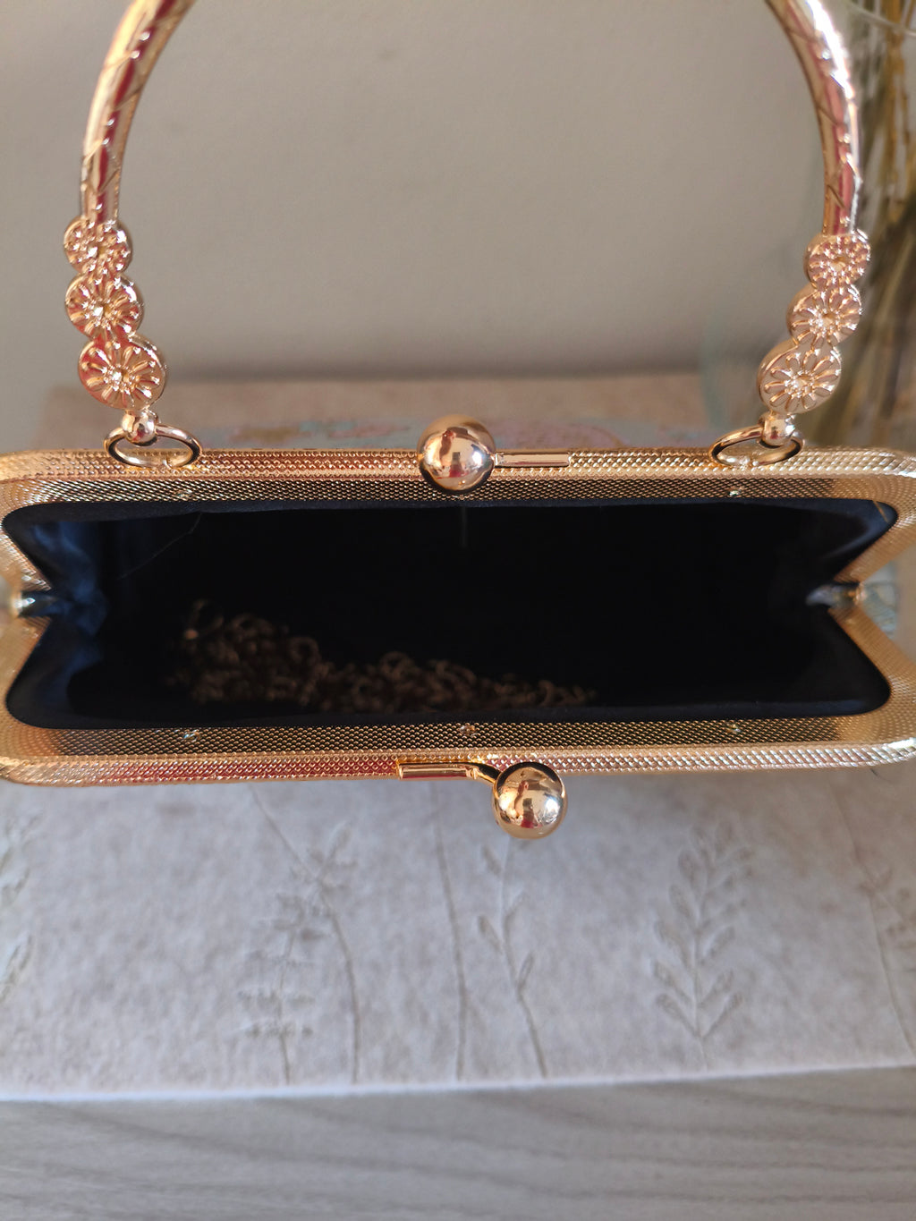 pochette elegante artigianale con motivi di fiori di ciliegio