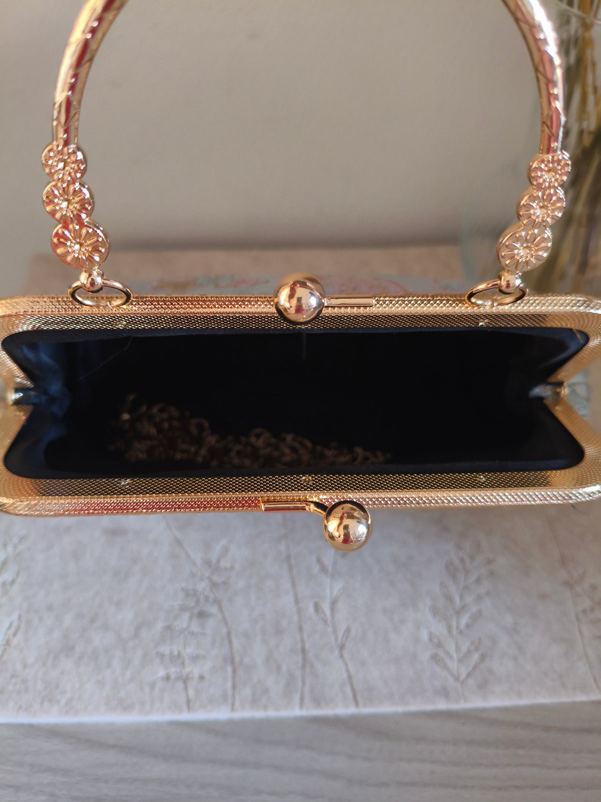pochette elegante artigianale con motivi di fiori di ciliegio