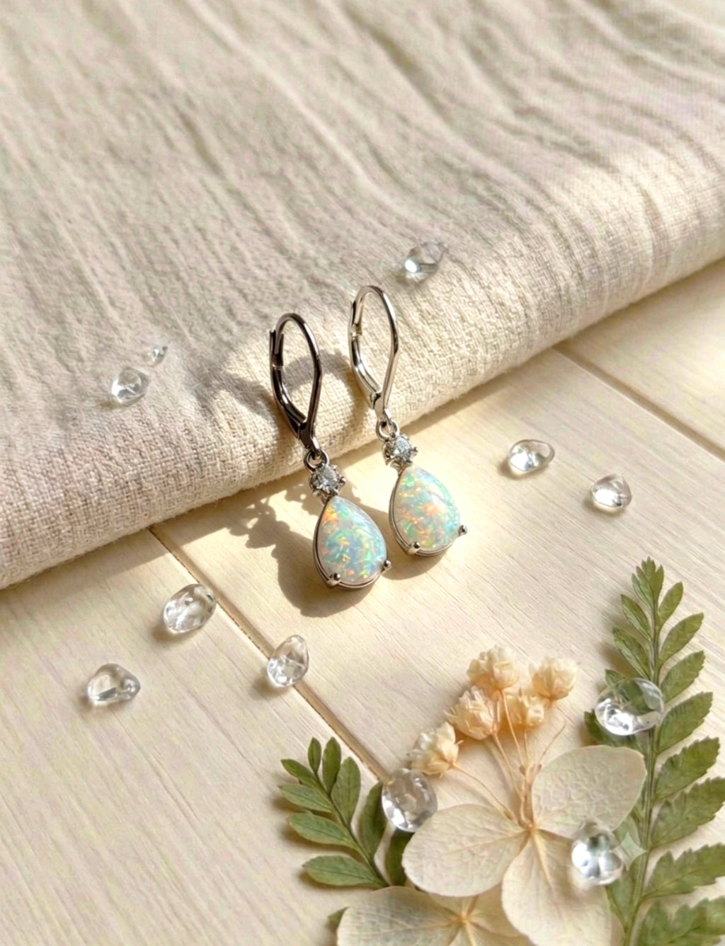 Ohrringe Tropfenform mit Opal und Zirkonia Silberstift Versilbert