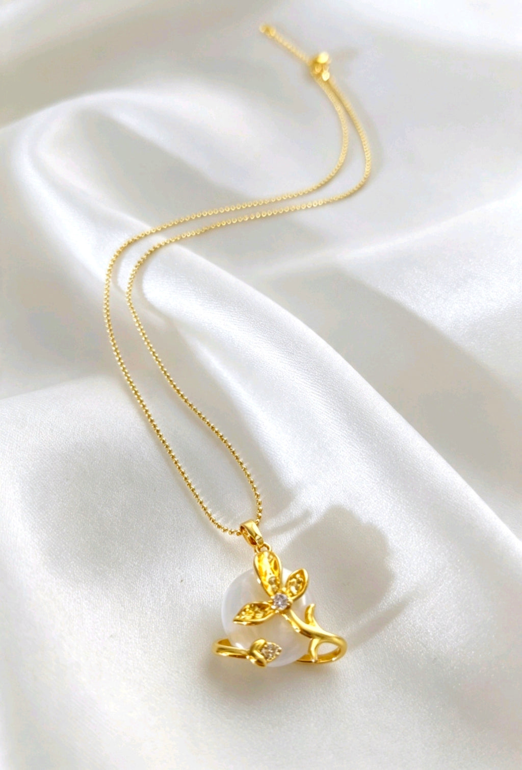 Collana placcata oro 18K con ciondolo perla barocca naturale e conchiglia vera