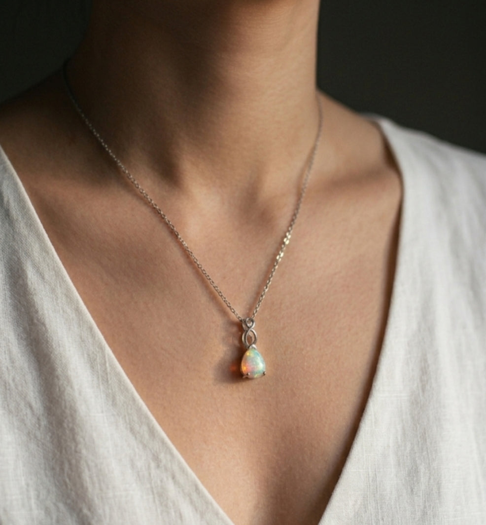 collana placcato in oro bianco 18K con opale forma goccia