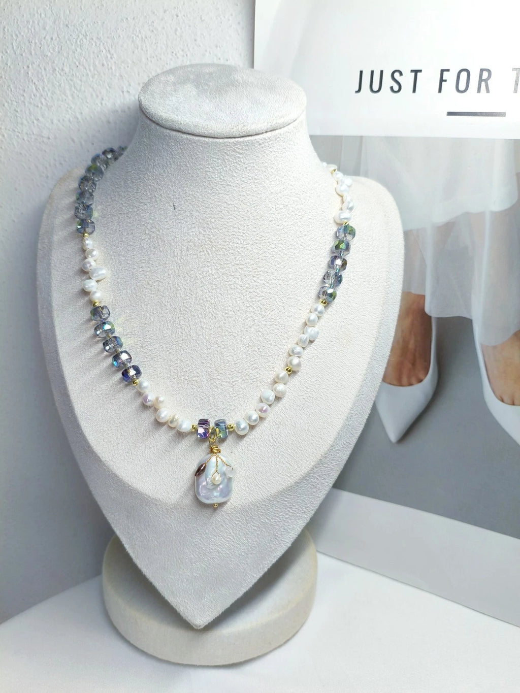 collana perle naturali d'acqua dolce e cristalli con pendolo perla barocca vera