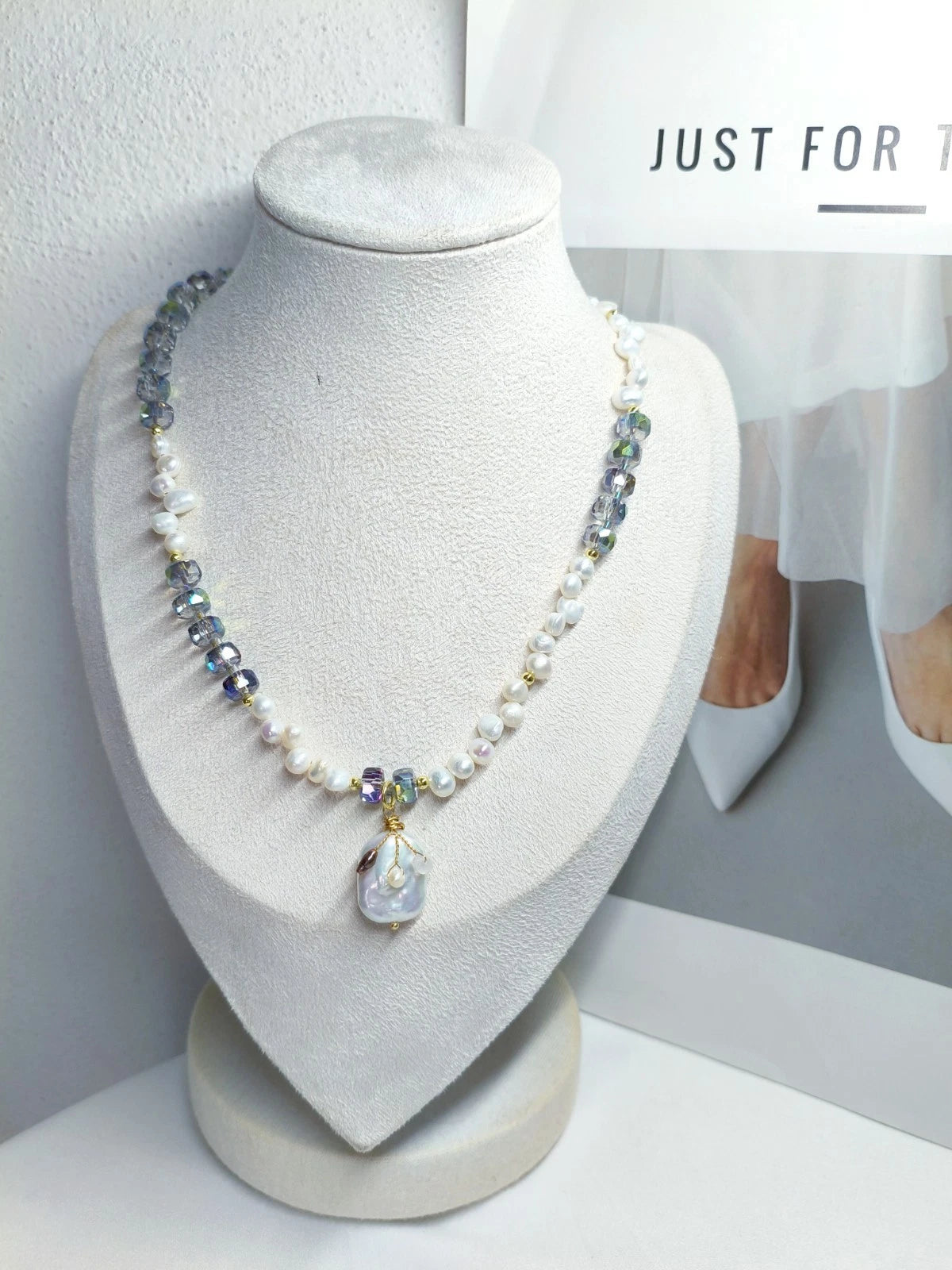 collana perle naturali d'acqua dolce e cristalli con pendolo perla barocca vera