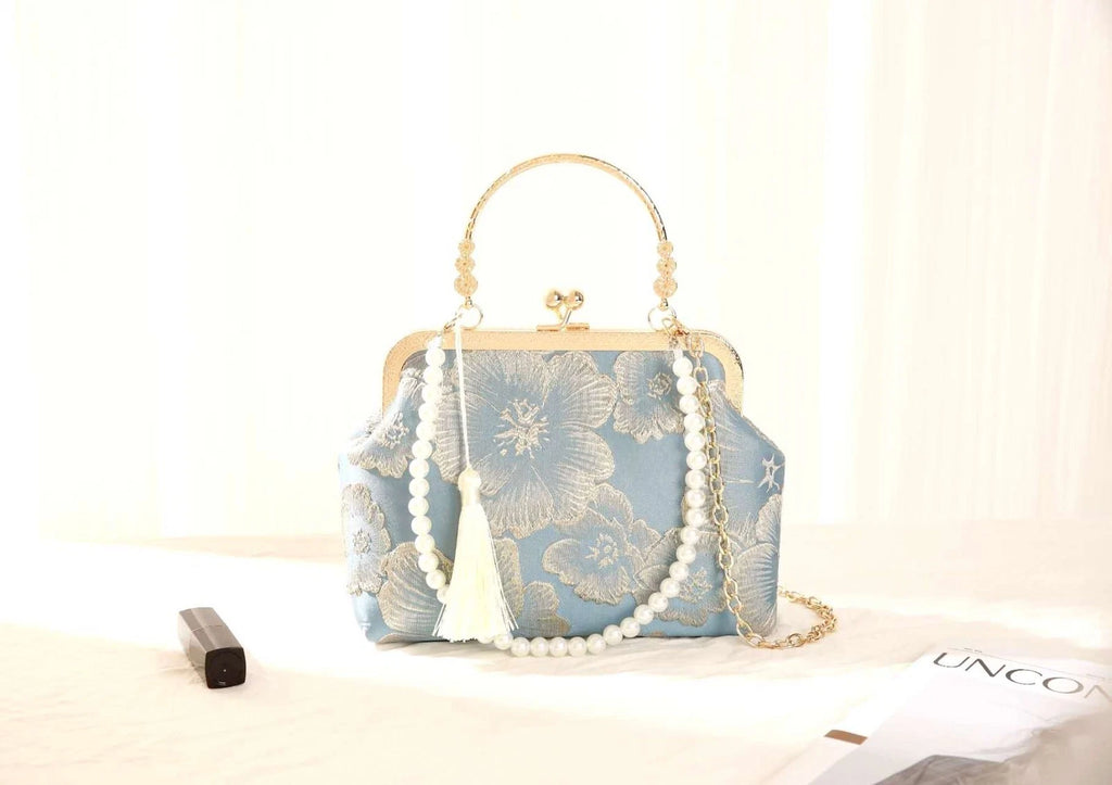 Pochette in Broccato Celeste con Ricamo Floreale, Catena di Perle e tracolla oro
