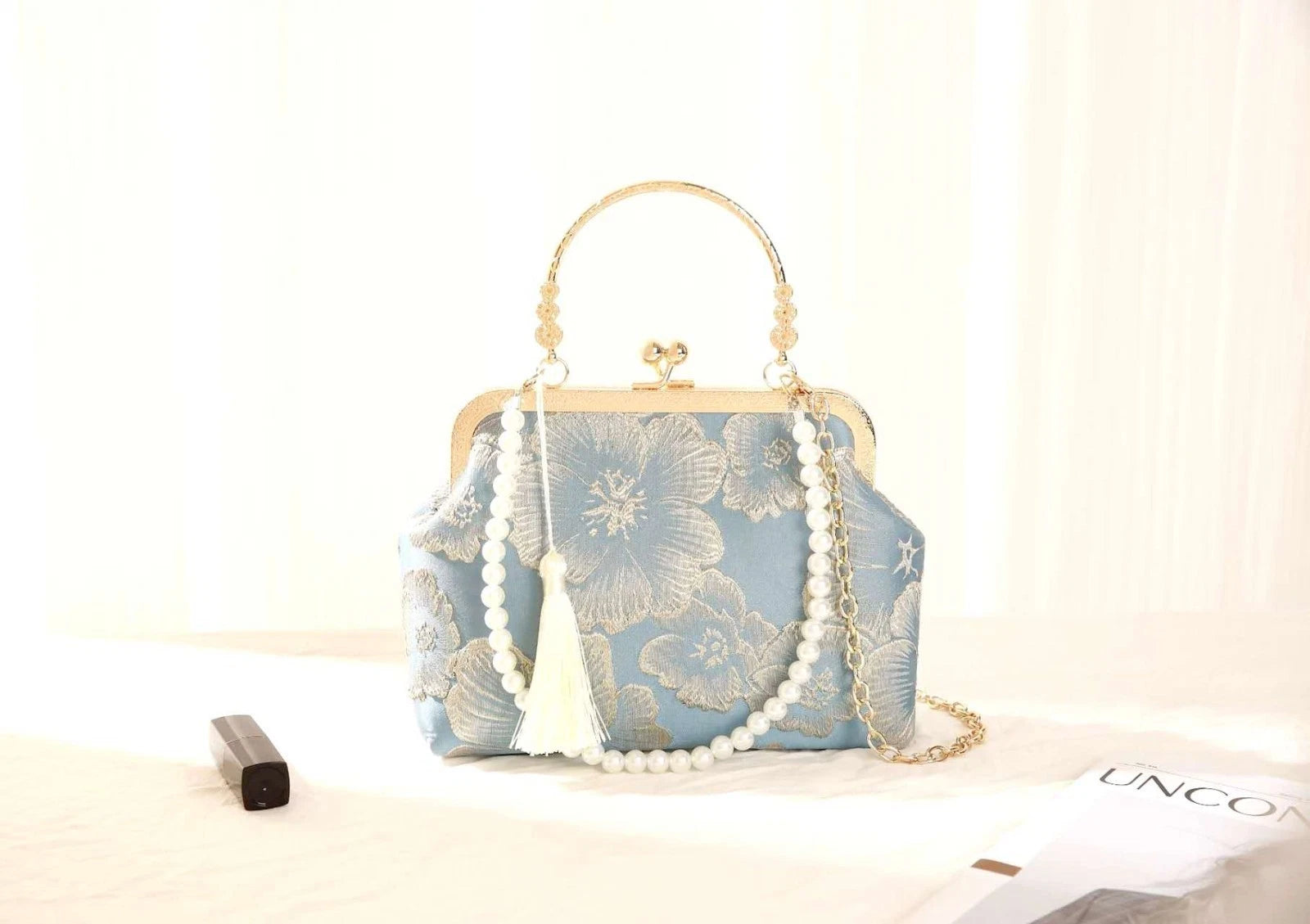 Pochette in Broccato Celeste con Ricamo Floreale, Catena di Perle e tracolla oro