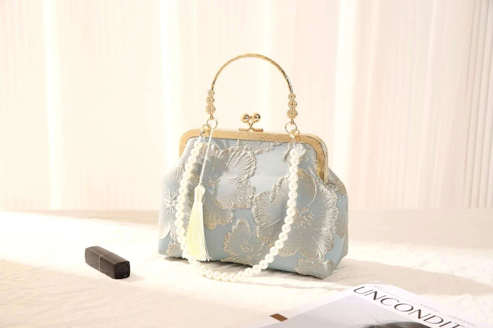 Pochette in Broccato Celeste con Ricamo Floreale, Catena di Perle e tracolla oro