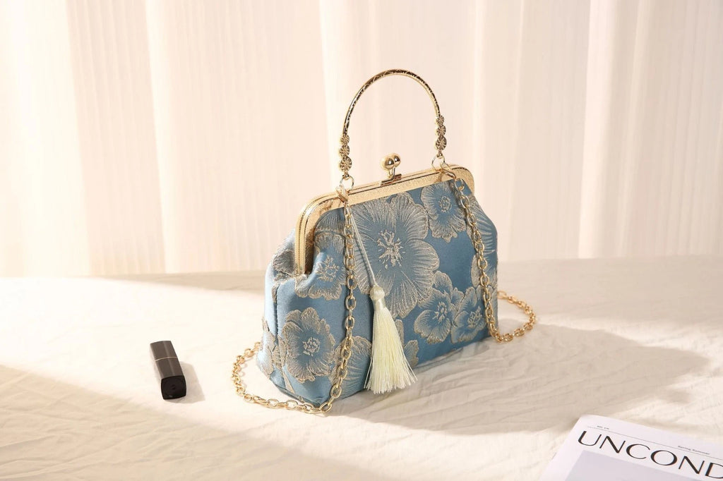 Pochette in Broccato Celeste con Ricamo Floreale, Catena di Perle e tracolla oro